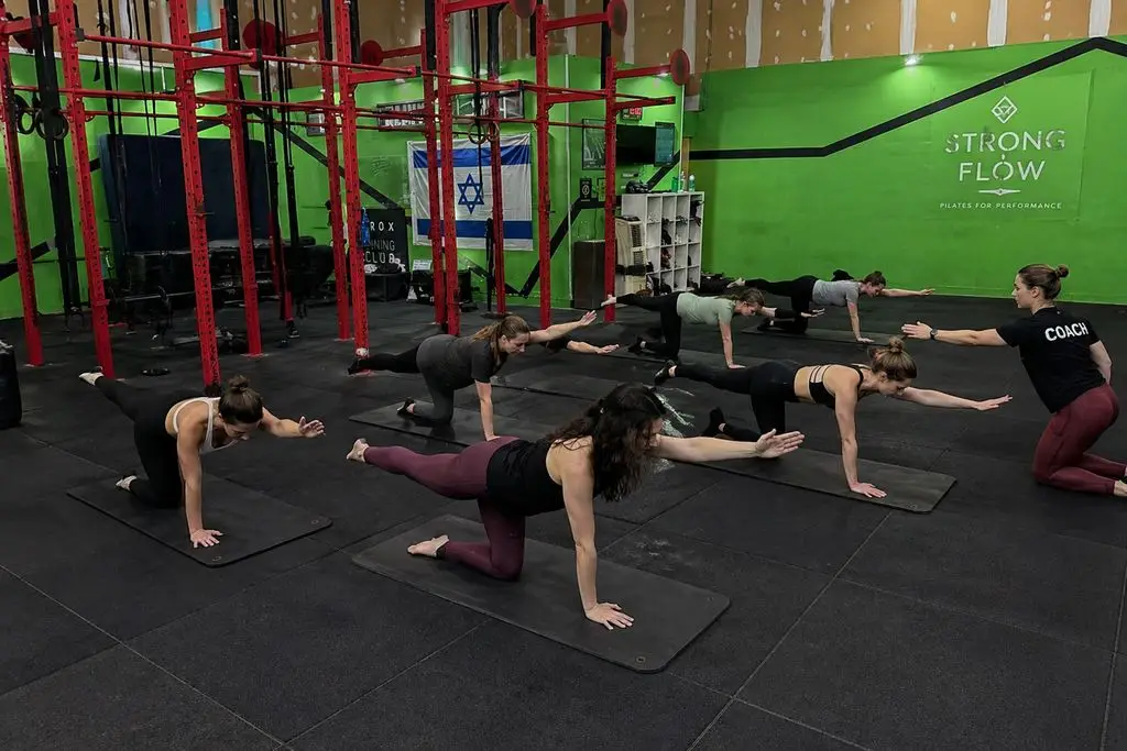 אימון StrongFlow בקבוצה קטנה, עם דגש על שליטה, יציבה ועבודה מדויקת על שרירי הליבה.